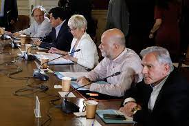 Senadores proponen modificar itinerario constitucional: 7 de mayo sería la elección y Consejo partiría el 7 de junio