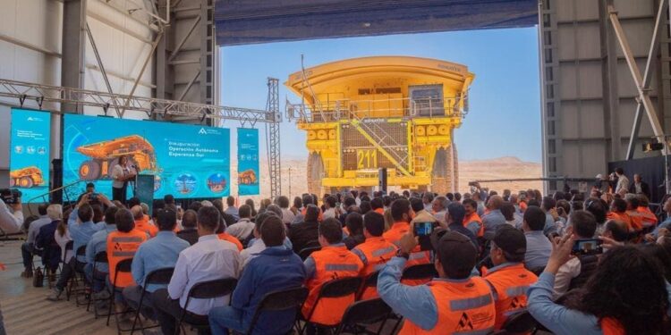 Antofagasta Minerals inaugura rajo que opera con camiones y máquinas autónomas