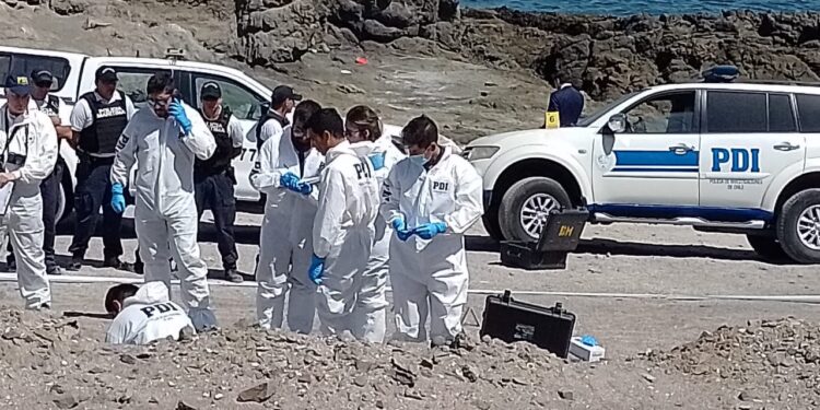 PDI Tarapacá investiga hallazgo de dos cuerpos calcinados en Playa Blanca