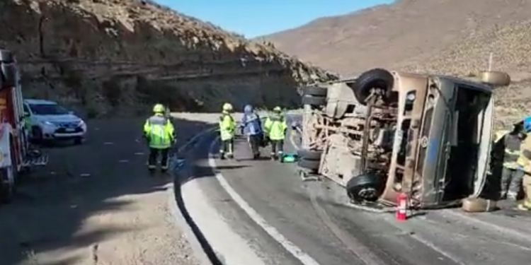 Dos muertos y una treintena de lesionados en accidente en km 79 de la ruta Huara-Colchane