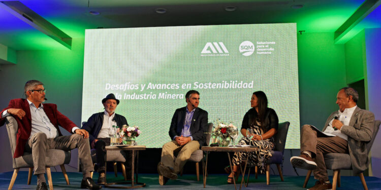 Gonzalo Muñoz, Champion de la COP25, conversa en Tarapacá sobre los avances y desafíos de una minería sostenible