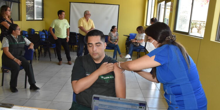Funcionarios de Gendarmería en Iquique recibieron vacuna Bivalente