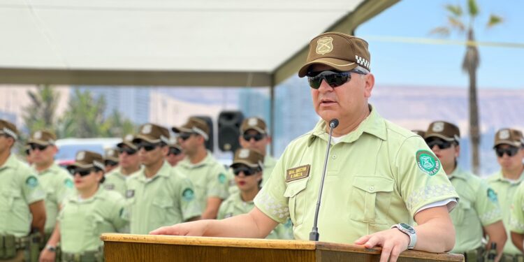Carabineros presentó nuevo uniforme: más versátil y con modernos elementos de seguridad, el cual incluye la nueva arma no letal BolaWrap