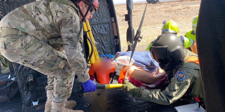 FACH realizó evacuación aeromédica de dos adultos heridos en accidente carretero