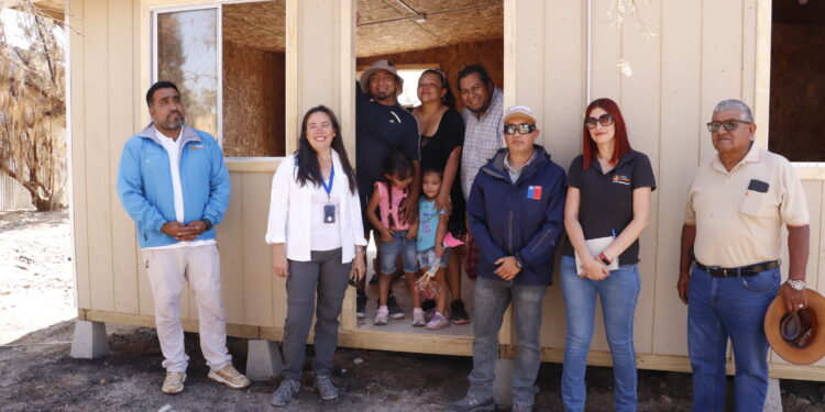 Familia afectada por incendio en La Tirana recibe vivienda de emergencia