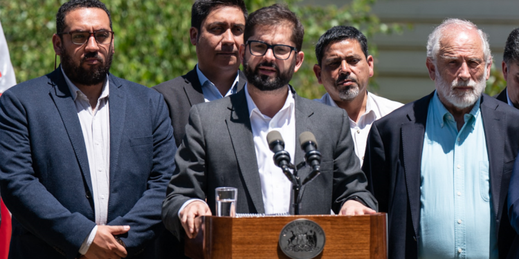 CADEM: Desaprobación del Presidente Boric sube 9 pts y alcanza peak de 70%, mientras la aprobación cae 3pts y llega sólo a 27%