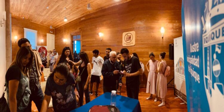 Escritor Cristián Mora lanza libro “Réquiem de Año Nuevo”