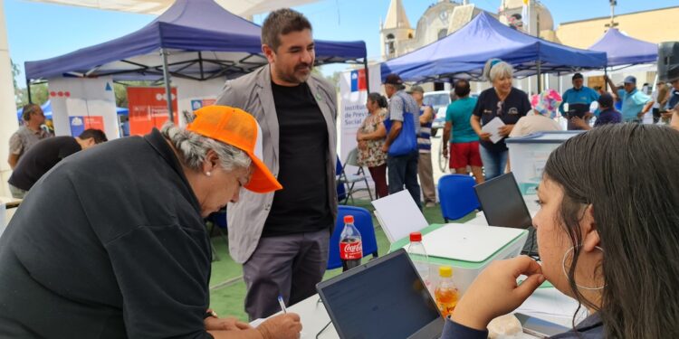 Vecinos de La Tirana participan en operativo comunitario por Pequeñas Localidades