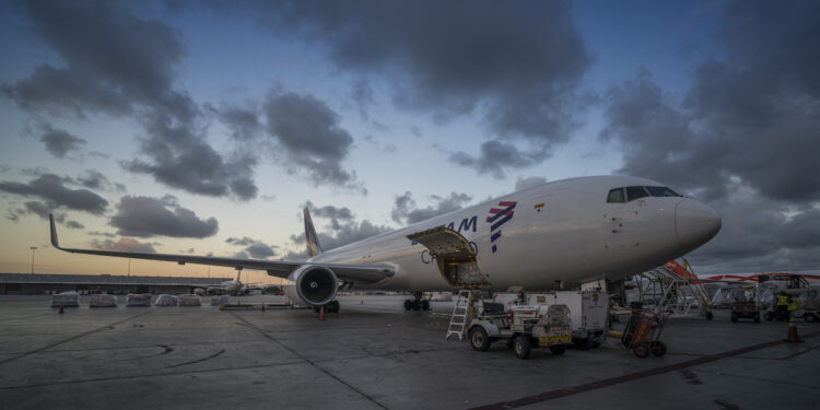 LATAM incorpora nuevo avión carguero y aumenta destinos dentro de Brasil y Colombia