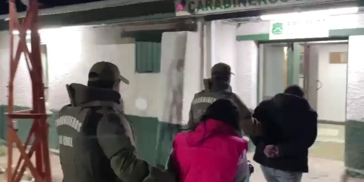 Carabineros de Colchane detuvo a dos bolivianos que intentaban salir del país con un vehículo robado en Santiago