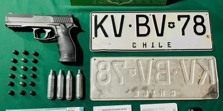 Carabineros detuvo a hombre que viajaba en vehículo robado en San Vicente portando armamento en su interior