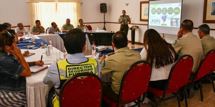 Autoridades comunales,&nbsp; regionales y Carabineros dialogan sobre convenio O.S. 14