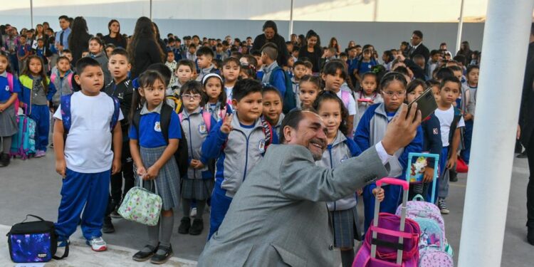 Alcalde de Alto Hospicio participó de recepción del año escolar de anexo Colegio Simón Bolívar