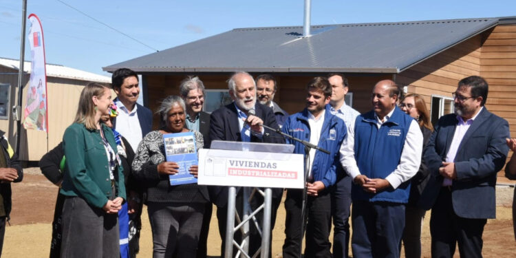 Gobierno entrega en La Araucanía la primera vivienda definitiva para familia afectada por los incendios forestales