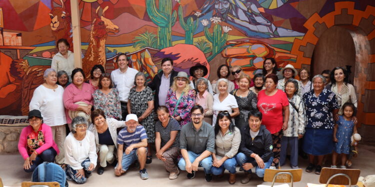 Integrantes del Club del Adulto Mayor Simón Benítez inauguraron mural participativo con su historia y su visión de la comuna