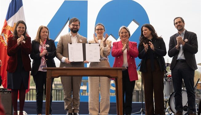 Presidente Boric en promulgación de Ley 40 horas: «No tengo ninguna duda que podemos construir un Chile mejor en donde los trabajadores y trabajadoras vivan con dignidad»