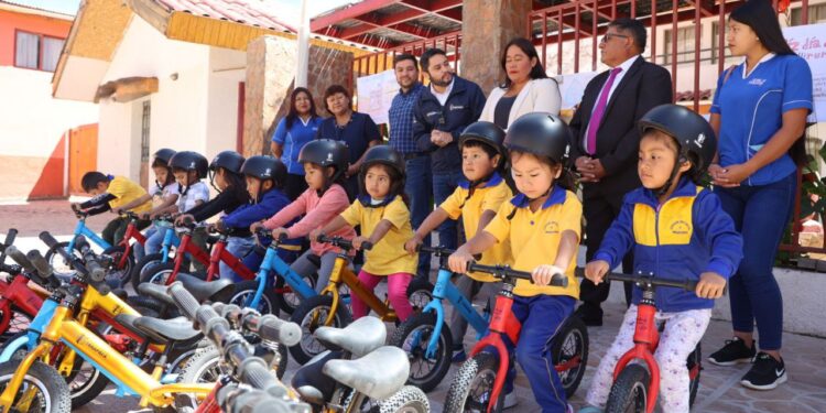 Gobernador Carvajal entregó 79 bicicletas a los niños y niñas de Huara y Camiña