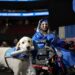 La acompañó a todas las clases: Perro de servicio recibe diploma en graduación de su dueña en Estados Unidos