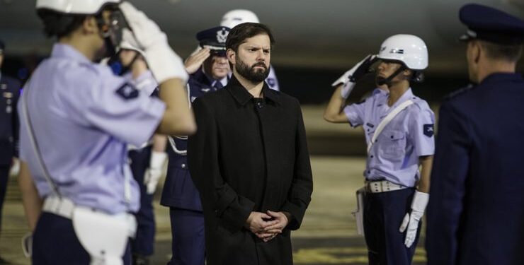 Presidente Boric llegó a Brasil para participar en reunión de mandatarios de América del Sur