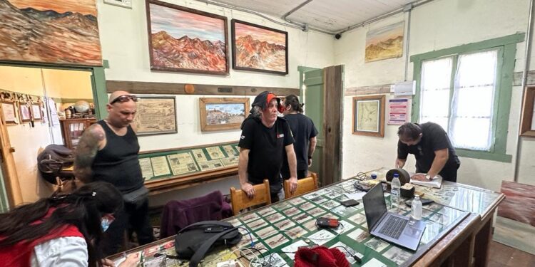 Tres integrantes de “Los Jaivas” recorrieron Humberstone e improvisaron tema en el teatro de la salitrera