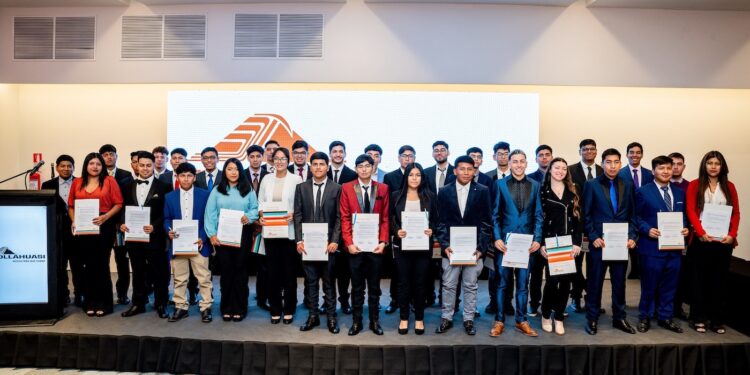 100 jóvenes formados desde programas educacionales impulsados por Collahuasi firman contrato con la compañía y sus proveedores