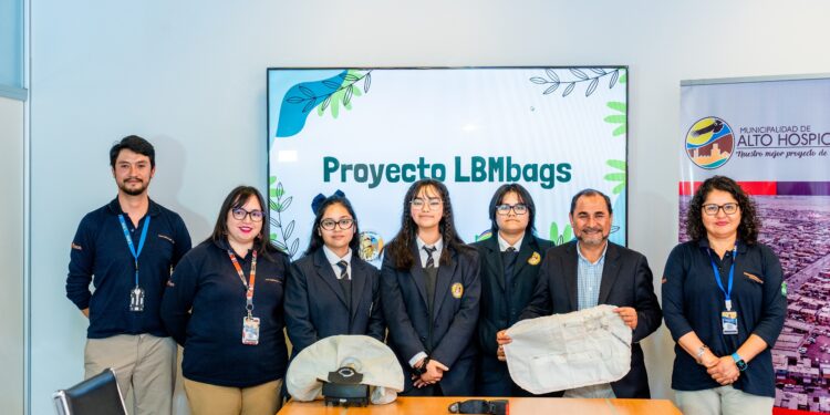 Alumnas del Liceo Juan Pablo II de Alto Hospicio crean mochilas con residuos de cinturones y airbags