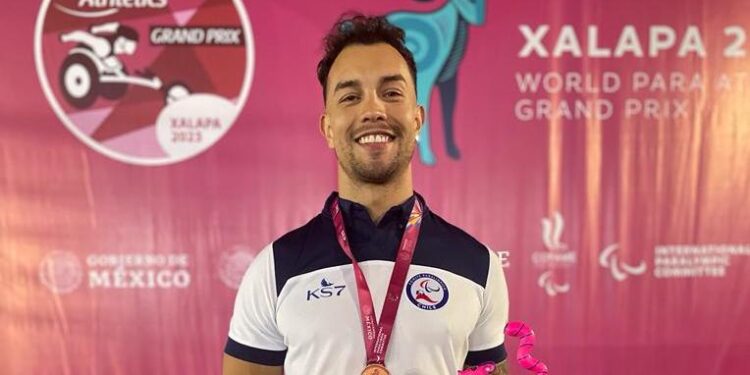 Paratleta Felipe Maturana debuta con doble medalla en competencia internacional