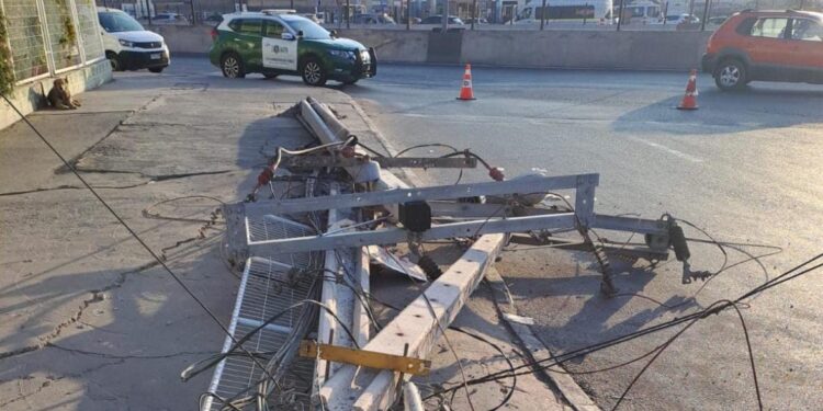 Camión derribó 3 postes de media tensión en Alto Hospicio