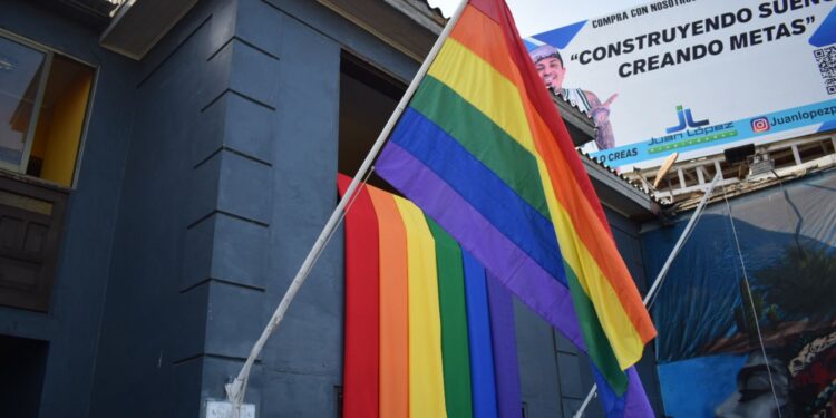 INJUV realizó izamiento de la bandera de la diversidad en el marco del día contra la homofobia, transfobia y bifobia