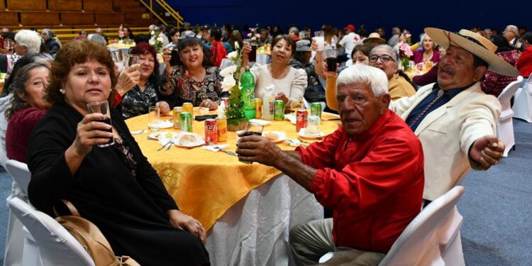 800 adultos mayores de Alto Hospicio celebraron el Día de la Madre