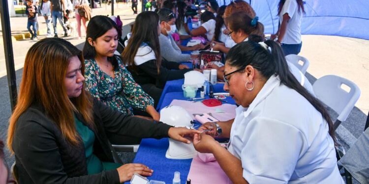 En el marco del Día de la Madre exitoso operativo municipal de belleza y salud en Plaza de Armas de Alto Hospicio