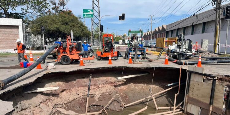 Equipo especializado en agotamiento de napas subterráneas se suma a labores de reparación de colector publico