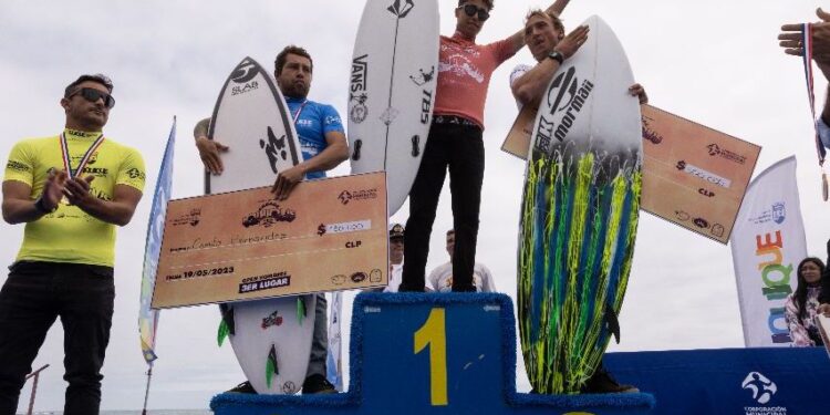 Noel de La Torre súper campeón: Joven de Maitencillo se coronó en categoría junior y open profesional en el Iquique Pro 2023