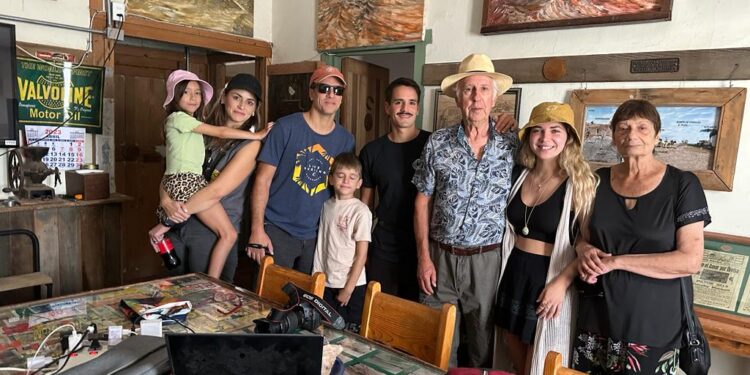 Bisnieta de Santiago Humberstone recorrió la salitrera que honra el nombre del empresario salitrero