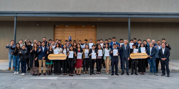 28 egresados del Liceo de Pica son contratados por Collahuasi y empresas de la industria minera en Tarapacá
