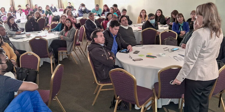 80 directivos participan en jornada para abordar la asistencia y revinculación de estudiantes de Tarapacá