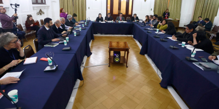 Parlamentarias en segunda vuelta y menos partidos concentra debate en Comisión de Sistema Político