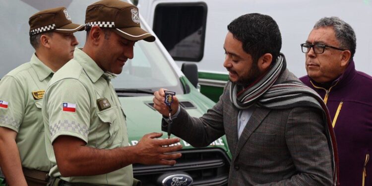 Gobierno de Tarapacá entrega tres nuevos retenes móviles a Carabineros