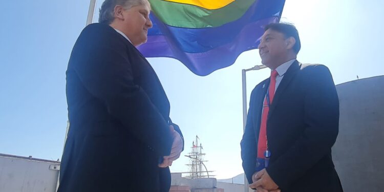 Con despliegue de banderas de la diversidad Aduanas se suma al Día del Orgullo