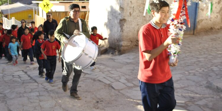 Celebran la Cruz de Mayo en Huatacondo con participación de los estudiantes