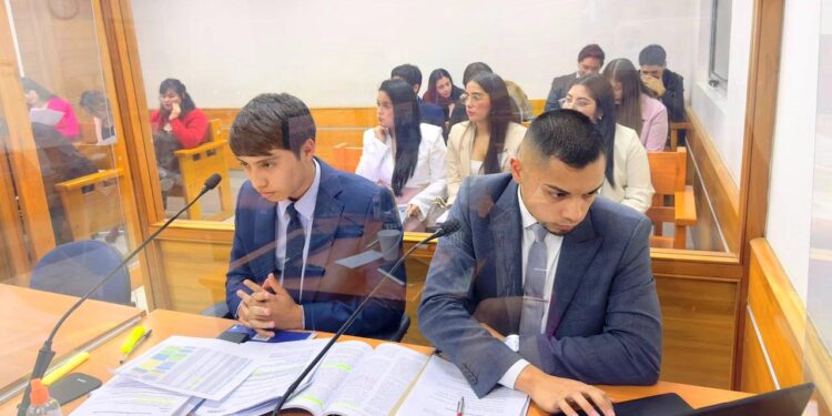 Estudiantes de Derecho realizan juicio simulado en Tribunal de Juicio Oral de Iquique