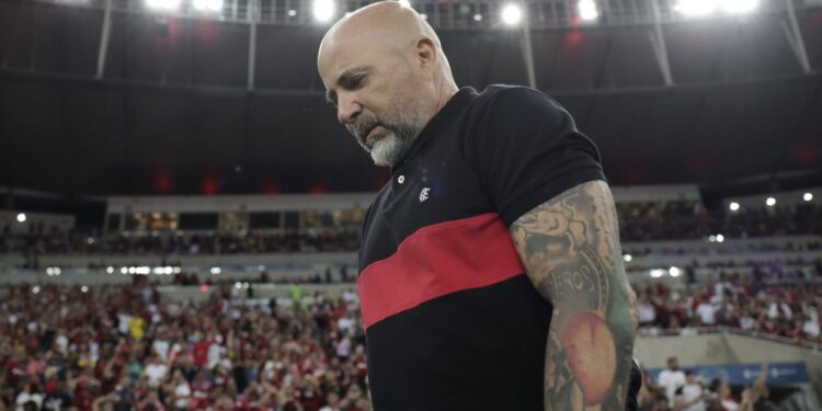 Jugadores del Flamengo se niegan a entrenar con Sampaoli tras agresión de PF a Pedro