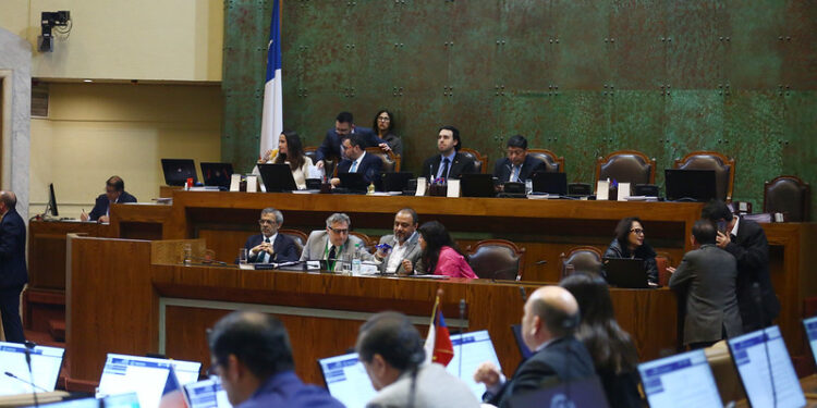 Cámara rechaza acusación constitucional contra el ministro de Educación Marco Ávila