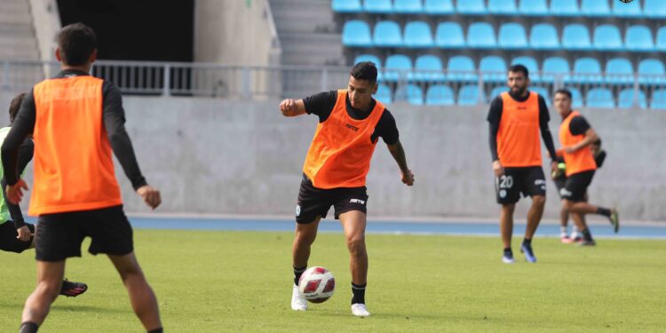 Dragones celestes juegan crucial partido de visita con Puerto Montt