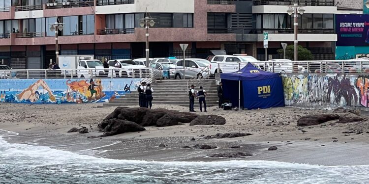 PDI detuvo a 3 extranjeros por presunta participación en homicidio; la víctima apareció en Playa Bellavista de Iquique 