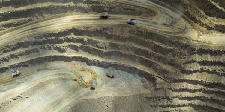 Camiones autónomos e I+D marcan los 25 años de Minera Lomas Bayas