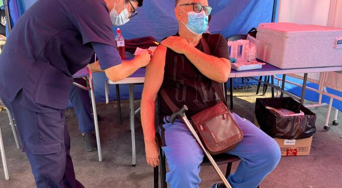 Insisten en llamado a vacunarse a adultos mayores