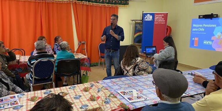 Adultos mayores de Pozo Almonte participan en charla sobre Reforma Previsional
