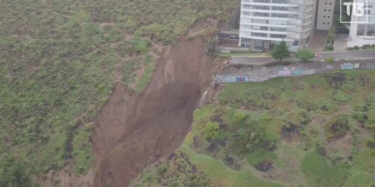 Las impactantes imágenes de socavón que amenaza a edificio en Cochoa, comuna de Viña del Mar