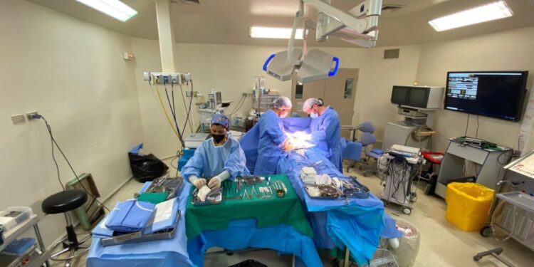 En el Hospital de La Serena realizaron pionera cirugía oncológica de alta complejidad con quimioterapia; médico iquiqueño encabezó equipo